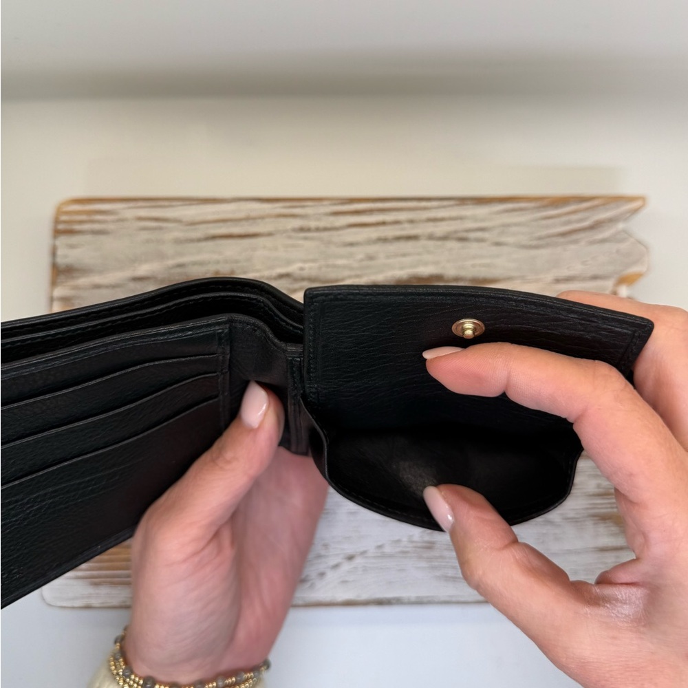 Gucci Black Leather G wallet. Giftable. So clean. - Picture 4 of 12